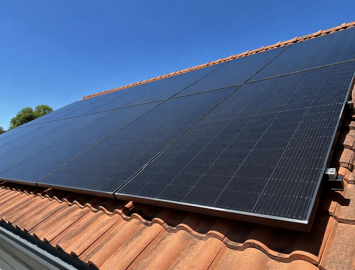 Panneaux solaires sur une toiture en tuiles